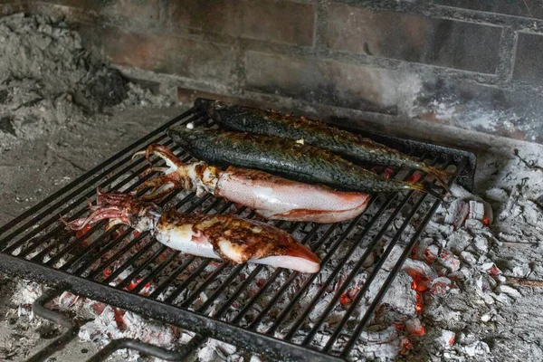 Manga ve uskumru ızgarada.