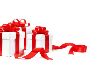 Kırmızı kurdeleli beyaz hediye kutusu