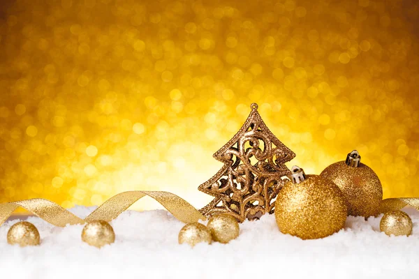 Decoración de abeto de Navidad de oro con adornos de oro — Foto de Stock