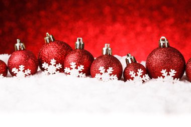 kar üzerinde kırmızı Noel topları