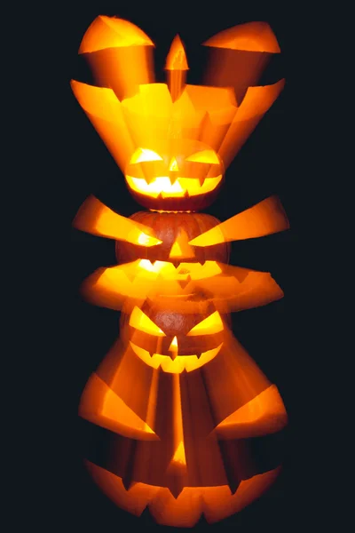Gruppo di Halloween Jack o Lanterne impilate con sfondo nero — Foto Stock