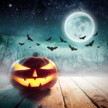 Cadılar Bayramı Balkabağı karanlık sis orman içinde. Nasa tarafından döşenmiş bu görüntü unsurları