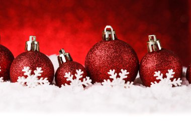 kar üzerinde kırmızı Noel topları