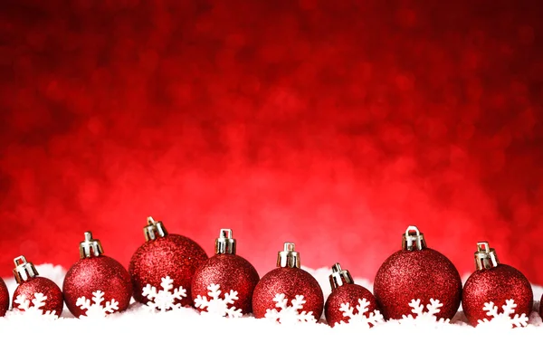 บอลคริสต์มาสสีแดงบนหิมะ — ภาพถ่ายสต็อก