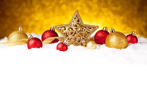 Złota jodła gwiazda Dekorację świąteczną z złote i czerwone ozdoby — Zdjęcie stockowe