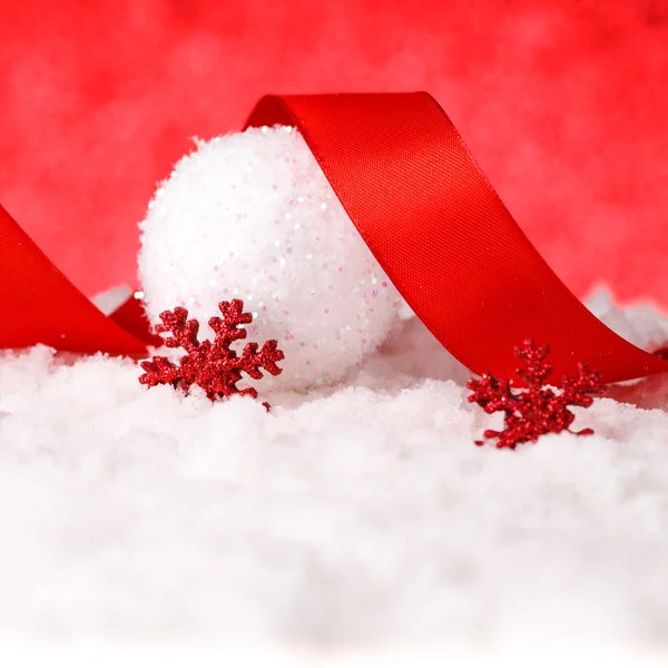 Vánoční ozdoba ve sněhu na třpytky pozadí — Stock fotografie