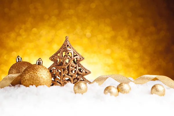 Decorazione dell'abete di Natale dorato con ornamenti in oro — Foto Stock