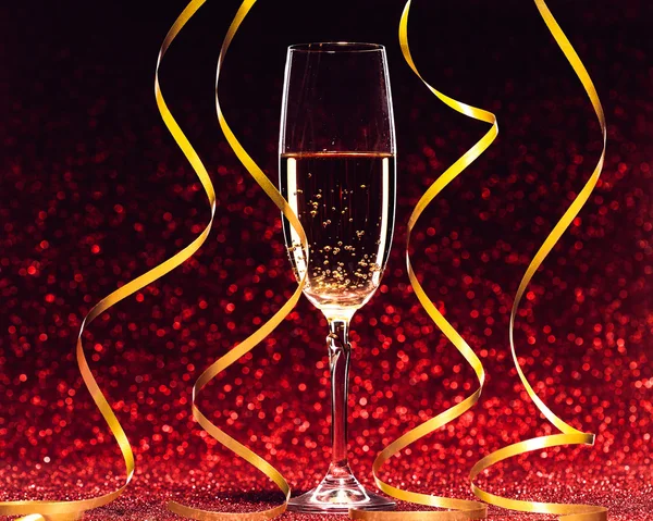 Glasses of champagne with yellow holidays ribbons — Stock Photo, Image