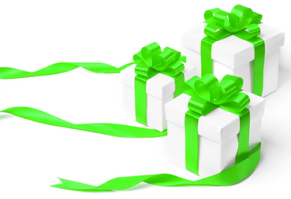Bílé krabičky s zelenou stuhou luk — Stock fotografie