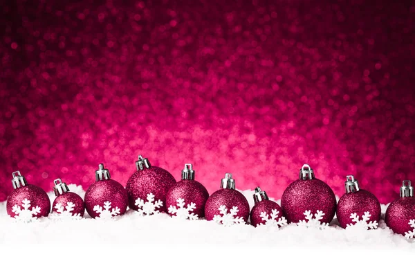 Boules de Noël rouges sur neige — Photo