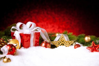 Noel hediye ile dekorasyon kar üzerinde