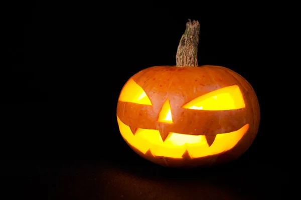 Dynia halloween na ciemnym tle — Zdjęcie stockowe