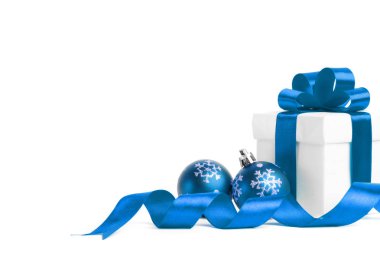 kırmızı topları fiyonklu Noel hediye