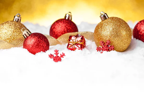 Zlatá a červená vánoční koule — Stock fotografie