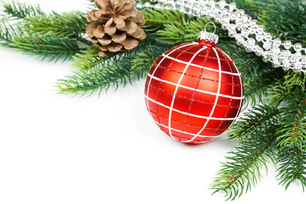 Bola de Natal e ramos de abeto com decorações — Fotografia de Stock