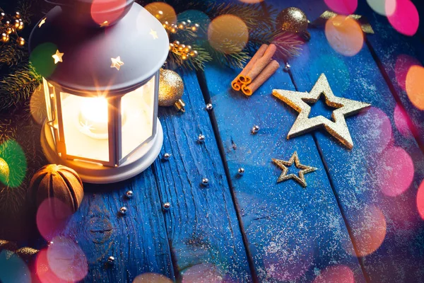 Lanterne magique sur fond en bois avec décoration de Noël — Photo