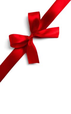 Beyaz arkaplanda kırmızı kurdele