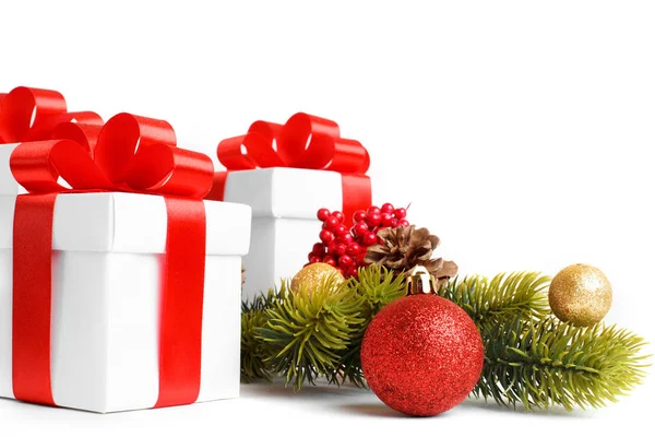 Cadeau avec arbre de Noël et bonbons — Photo