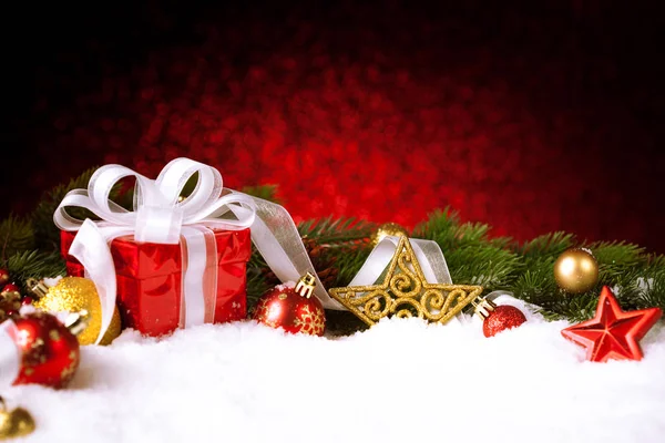 Noel hediye ile dekorasyon kar üzerinde — Stok fotoğraf