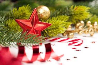 Noel yıldızı ve diğer dekorasyon ağaç üzerinde