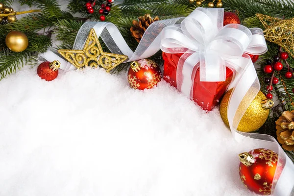 Regalo rojo de Navidad con firtree rama y decoración —  Fotos de Stock