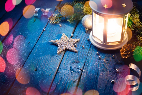 Büyülü fener üzerinde ahşap arka plan Christmas dekorasyon ile — Stok fotoğraf