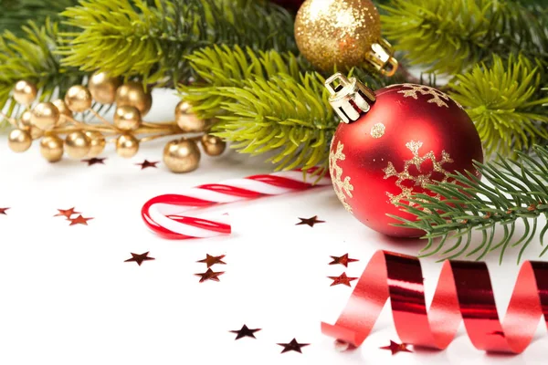 Bola de Navidad y otra decoración en el árbol —  Fotos de Stock