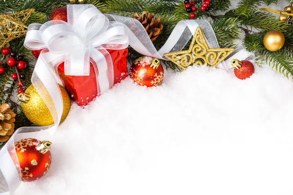 De gift van Kerstmis met decoratie op witte achtergrond — Stockfoto