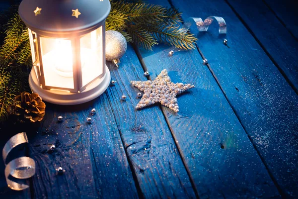 Lanterne de Noël dans la nuit sur un vieux fond en bois — Photo