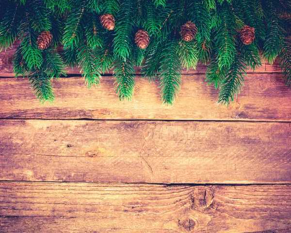 Árvore de abeto de Natal em fundo de madeira — Fotografia de Stock