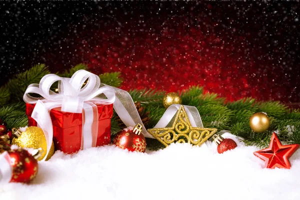 Topları, yıldız ve dekorasyon kar üzerinde Noel hediye kutusu — Stok fotoğraf