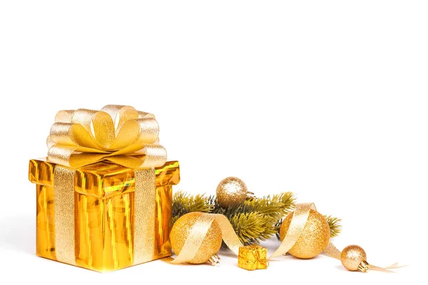 Caixa de presente de ouro Natal isolado no fundo branco — Fotografia de Stock