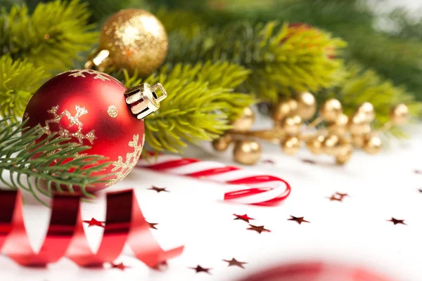 Palla di Natale e altre decorazioni sull'albero Fotografia Stock