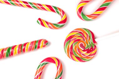 Beyaz arka plan üzerinde Noel candy köpekler