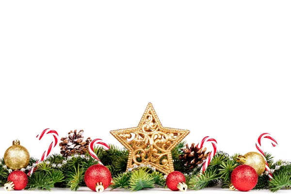 Frontera de Navidad - ramas de árbol con bolas de oro, dulces y gran estrella aislada en blanco — Foto de Stock