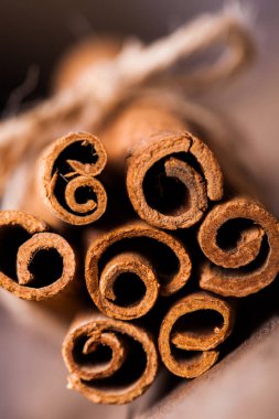 Bir demet tarçın çubuğu