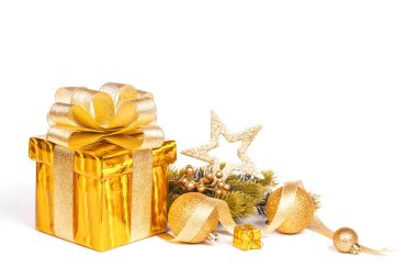 Beyaz arka plan üzerinde izole Noel altın hediye kutusu