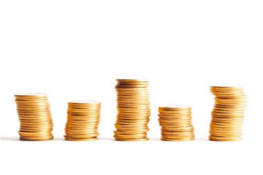 Altın para yığını beyaza izole edilmiş