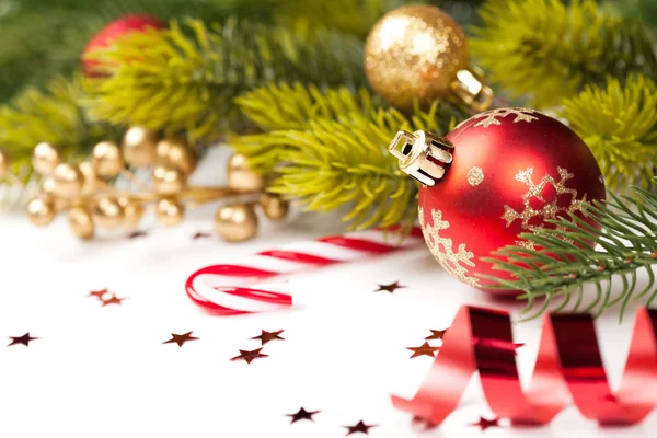 Christmas ball och andra dekoration på träd — Stockfoto