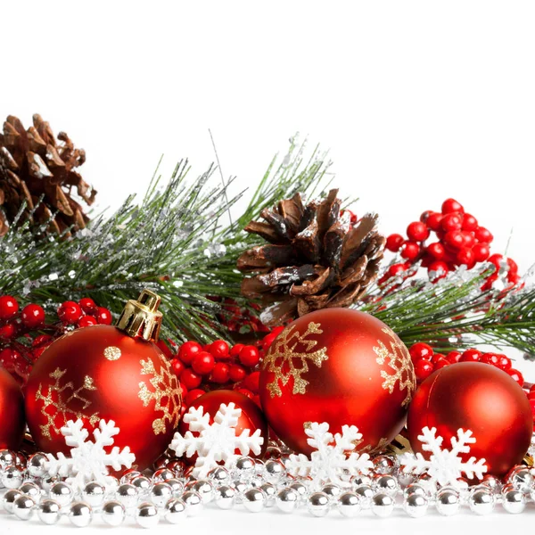 Árbol de navidad rojo y bolas en blanco — Foto de Stock