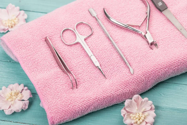 Gereedschap voor manicure op roze handdoek — Stockfoto