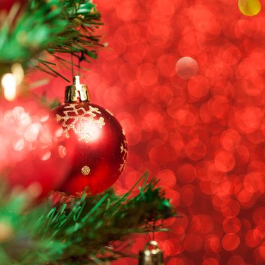 Noel ağacı ve süslemeler