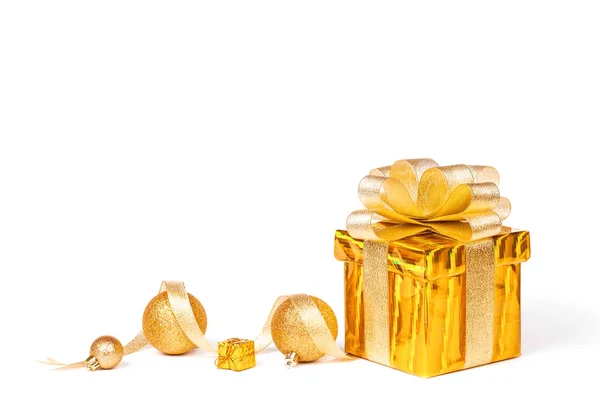 Boże Narodzenie złote pudełko na białym tle — Zdjęcie stockowe