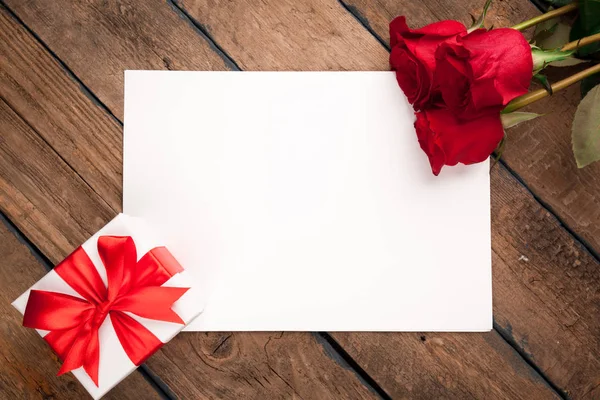 Rosas rojas, caja de regalo y tarjeta de San Valentín — Foto de Stock