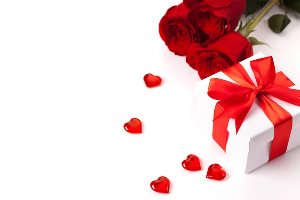 Rose, gåva och hjärtan isolerad på vit bakgrund — Stockfoto