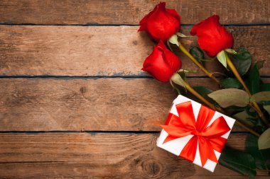 Kırmızı güller ve hediye kutusu