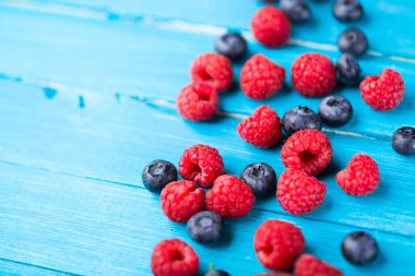 ahşap zemin üzerine yaz meyveleri