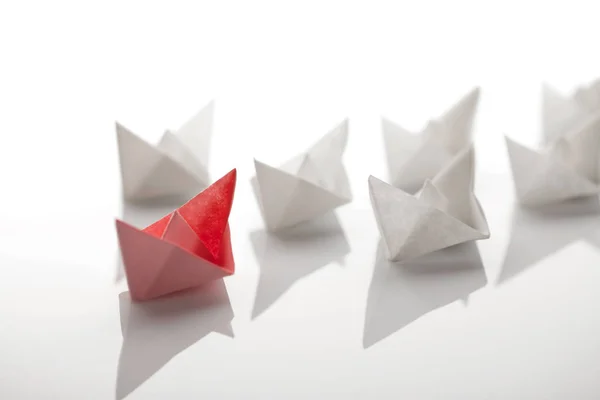 Χαρτί origami πλοίο σε άσπρο φόντο — Φωτογραφία Αρχείου