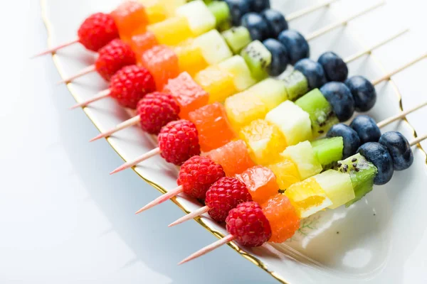 Frutas frescas de verão em palitos — Fotografia de Stock