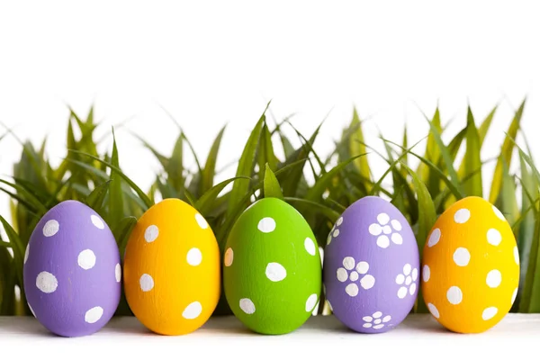 Huevos de Pascua en la hierba verde . — Foto de Stock